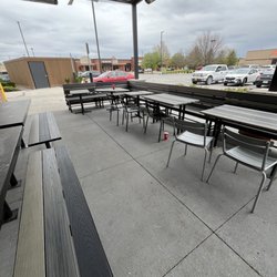 Raising Cane's Chicken Fingers - Outdoor patio seating