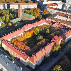 Pohjoismaiden suurin sisäpiha - Kortteli 555 ja Paavalinkirkko syksyllä 2021.