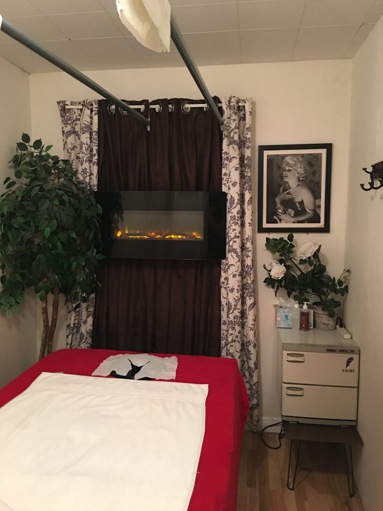 Island's Thai Massage & Spa Logo