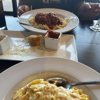 Limoncello - Spaghetti and meatballs, fettuccine alfredo - Italian Near Me - Greenville, South Carolina