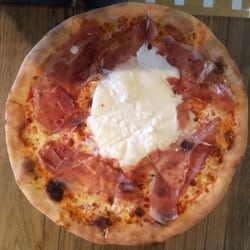Pizzeria 5 Stelle - Pizza con prosciutto crudo e burrata