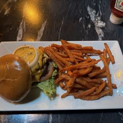 Cargo - Cheeseburger with potato fries