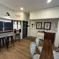 Vanilla Bean Custom Ice Cream and Coffee - Ambience