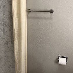 Villa Court Inn - No bathtub, but a shower