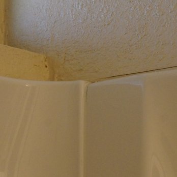 Economu Construction - Place were the back and the side panel should meet in the corner, but Economu didn't use a level. - General Contractors Near Me - Lancaster, California