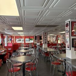 Mel's Hot Dogs - Inside