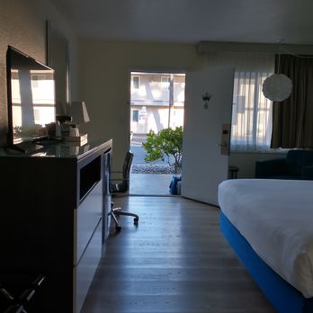 Kings Inn San Diego - Parking in front of room - 1st level - San Diego, CA