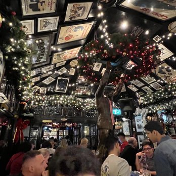 The Temple Bar - Decorated for Christmas - Pubs Near Me - Dublin, D