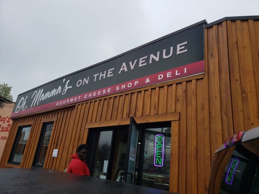 Oh Mamma's On The Avenue by null