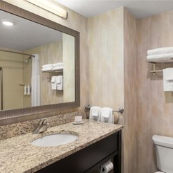 Hampton Inn by Hilton Calgary Airport North - Guest room bath