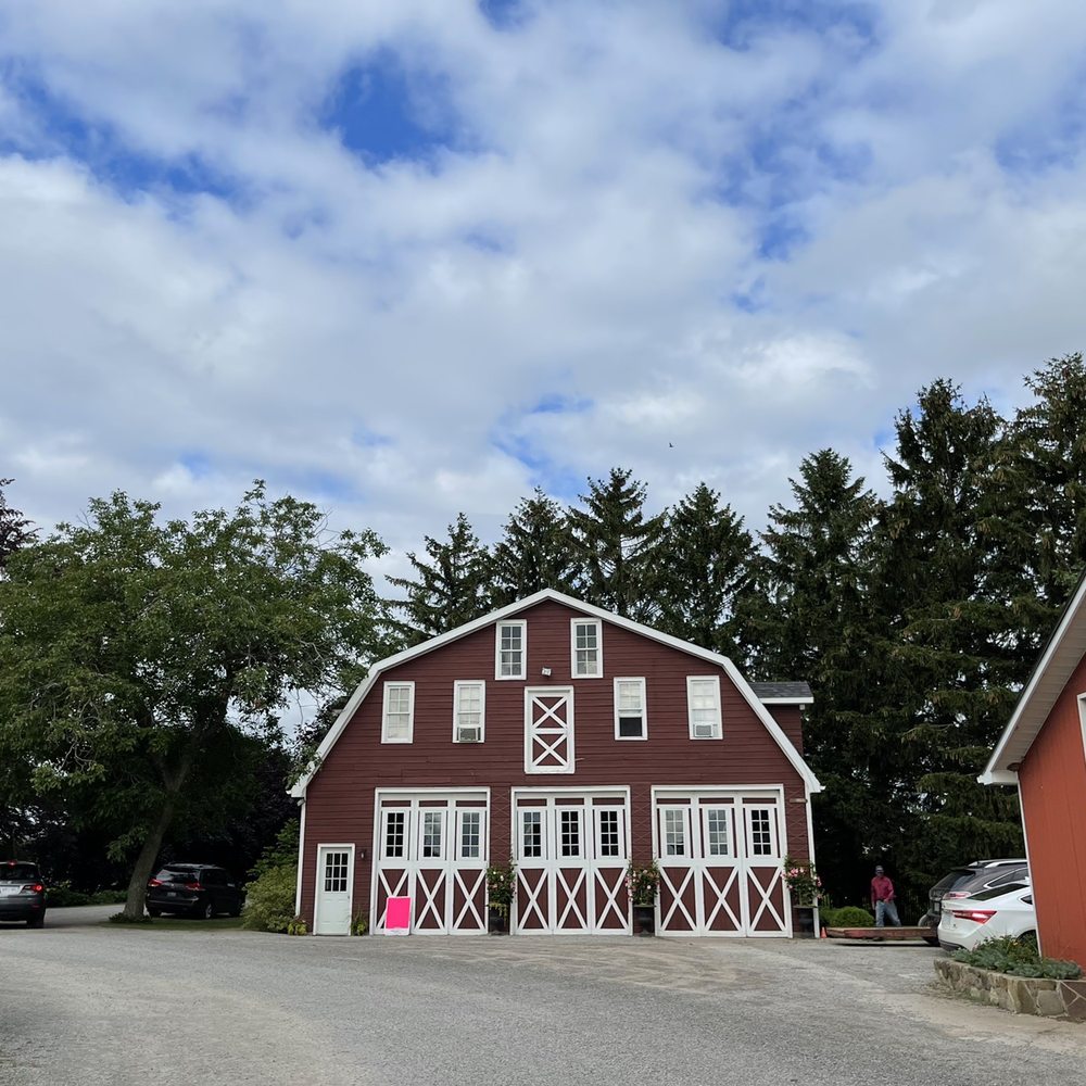 Cherry Avenue Farms - a red barn with white trim - Farmers Market Near Me - Lincoln, Ontario Cherry Avenue Farms - a red barn with white trim - Farmers Market Near Me - Lincoln, Ontario