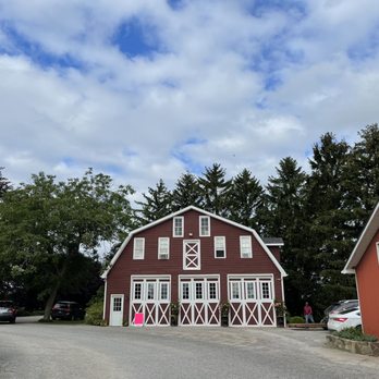 Cherry Avenue Farms - a red barn with white trim - Farmers Market Near Me - Lincoln, Ontario Cherry Avenue Farms - a red barn with white trim - Farmers Market Near Me - Lincoln, Ontario