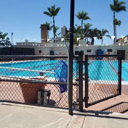 Bud Kearns Memorial Pool - Closing time the staff does not play around at closing time! Get out!
