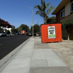 U-Haul - Long Beach - U-Haul box delivery. Placed on inclined driveway ok. No issues at drop off or pickup.