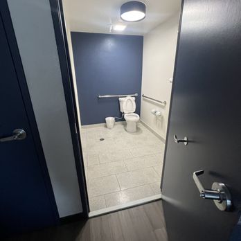 Spark by Hilton Wilmington - No sink in bathroom. - Hotels Near Me - Wilmington, North Carolina