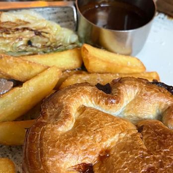 The Albert - Ale pie - Pubs Near Me - London, XGL