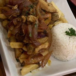 Lomo saltado de pollo a la brasa Lomo saltado de pollo a la brasa