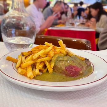 Le Relais de l'Entrecôte - Steak Frites - Steakhouses Near Me - Paris, 75 Le Relais de l'Entrecôte - Steak Frites - Steakhouses Near Me - Paris, 75