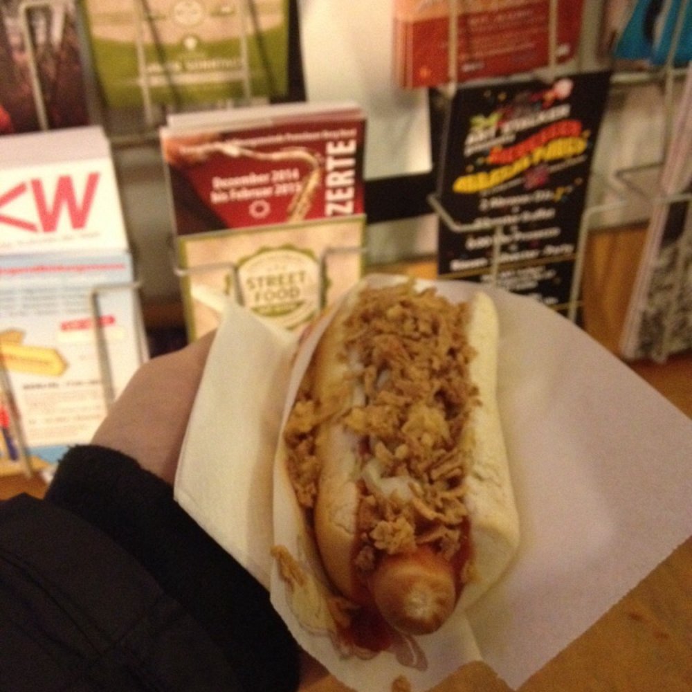 Hot-Dog World - Chili Hotdog (3.50 Euro) - Burgers Near Me - Berlin, BE Hot-Dog World - Chili Hotdog (3.50 Euro) - Burgers Near Me - Berlin, BE
