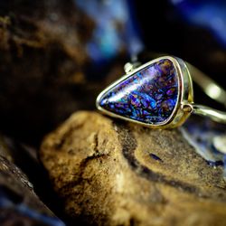 Goldschmiede Wingerath - Gelbgoldring mit Opal auf opalhaltigem Gestein fotografiert - handmade by Wingerath