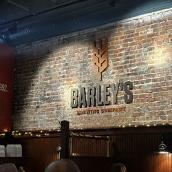Barley's Brewing Company - Dining room