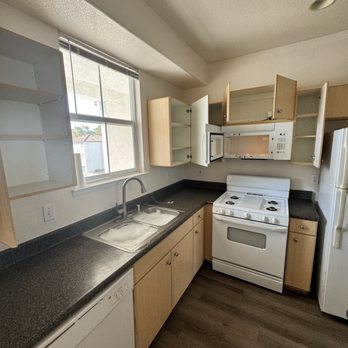 Tierra Vista Apartments - Kitchen - Apartments Near Me - Oxnard, California Tierra Vista Apartments - Kitchen - Apartments Near Me - Oxnard, California
