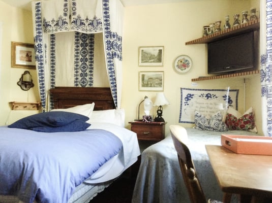GINGERBREAD COTTAGE BED \u0026 BREAKFAST 