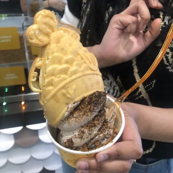 Somisomi - Nutella waffle with cookies and cream - Desserts Near Me - Carrollton, Texas