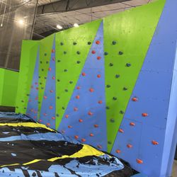 Fly Trampoline Park