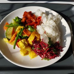 ZAU Vegetarian restaurant - Bufet vám umožní seskládat i takto pěkně barevný pokrm.