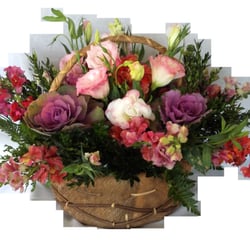 Mil Flores Floristería - Lysianthus y otras flores sobre canasto