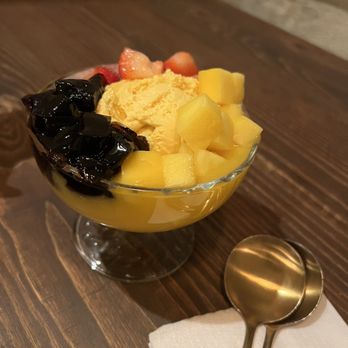Mango Mango Dessert - A5. Strawberry Mango Juice Sago and Lychee Jelly with Mango Ice Cream - Desserts Near Me - New York, New York Mango Mango Dessert - A5. Strawberry Mango Juice Sago and Lychee Jelly with Mango Ice Cream - Desserts Near Me - New York, New York
