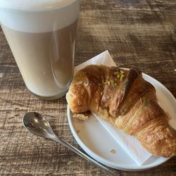 Dinzler Kaffeerösterei - Latte Macchiato und Pistazien Croissant