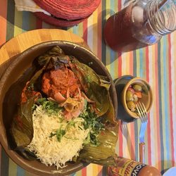 Mamuchis - Pollo a la pibi con agua de jamaica