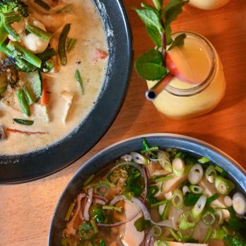 Hanoi Ecke - Phở with tofu (bottom right), Cari Xanh - creamy green coconut curry (top left) and a mango lassie and a Sportmans - Vietnamese Near Me - Bonn, NW