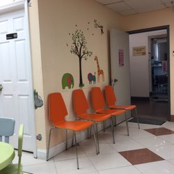 Queens Children Dentist - Waiting area looking at where you enter into the main office