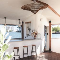 La Caja Miami - Beaufitful cathedral ceilings, full size service bar, and tiled bathroom