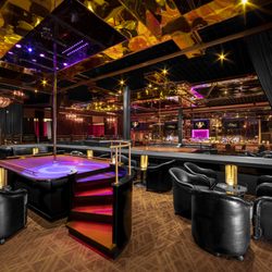 Crazy Horse 3 - View of main room from upper area