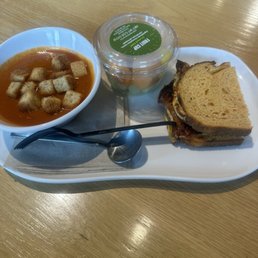 Grilled Cheese & Creamy Tomato Soup Grilled Cheese & Creamy Tomato Soup