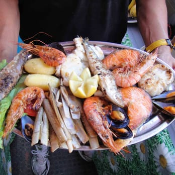 Los Pinares - Parrillada de pescado de Chiringuito Los Pinares situado en la Playa de cabanas - Galician Near Me - Cabanas, C