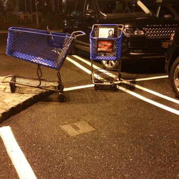 Bar Frites - Carts laying around the parking lot making it almost impossible to park. - French Near Me - Greenvale, New York