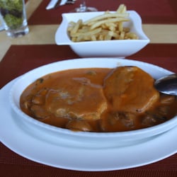 Konstantinos der Grieche - Konstantinos Griechisches Restaurant, Laatzen - Steakpfännchen, mit frischen Pilzen in Sahnesosse und Pommes frites -