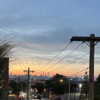 Vacations - Scenic view of the Manhattan Skyline! - Cocktail Bars Near Me - Brooklyn, New York