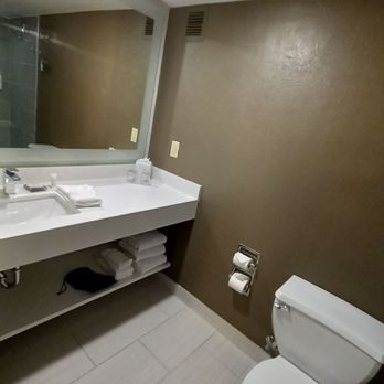 Marriott Phoenix Airport - Bathroom - Hotels Near Me - Phoenix, Arizona Marriott Phoenix Airport - Bathroom - Hotels Near Me - Phoenix, Arizona