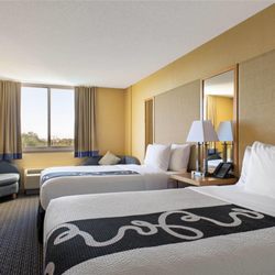 La Quinta Inn & Suites by Wyndham Sunrise - Guest room