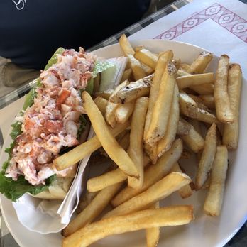 Harbour View Restaurant - Lobster roll - Canadian (New) Near Me - Parrsboro, Nova Scotia