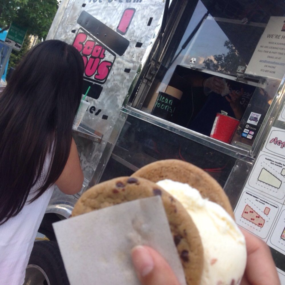 Coolhaus - Chocolate chip cookie with vanilla bacon ice cream - Street Vendors Near Me