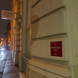 Tian - Tian outside