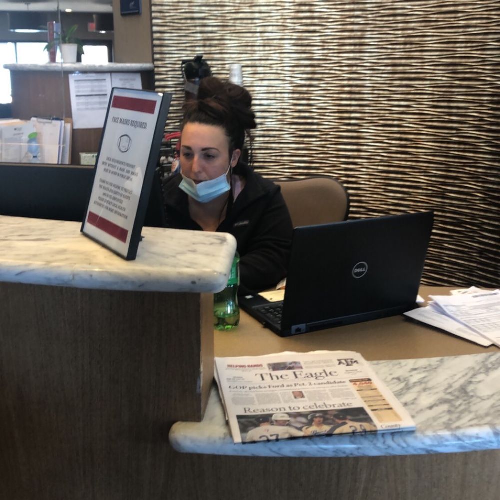 STAFF DOES NOT WEAR MASKS.