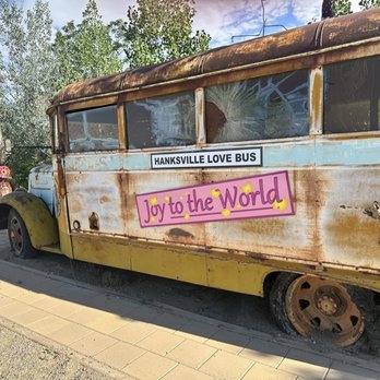 Whispering Sands Motel - Art junkyard - Hotels Near Me - Hanksville, Utah Whispering Sands Motel - Art junkyard - Hotels Near Me - Hanksville, Utah
